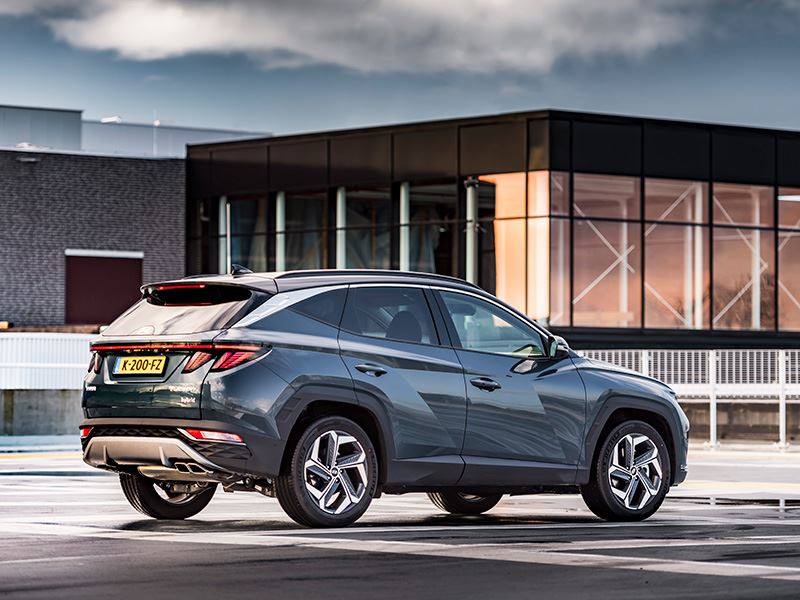 Falder over de Hyundai TUCSON: Achter is er een rode lichtbalk die van links naar rechts loopt met haaks daaronder twee druppelvormige achterlichten.