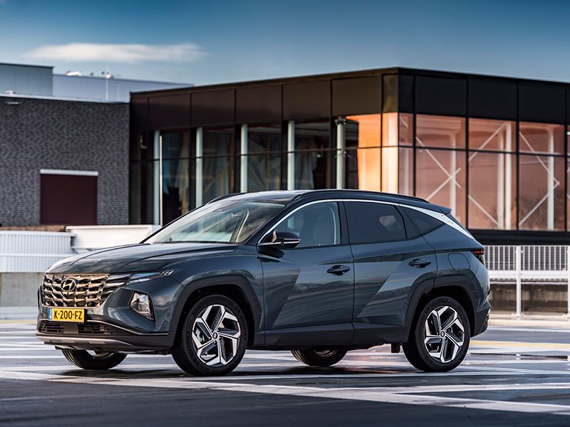 Falder over de Hyundai TUCSON: Hoe herkennen we de vierde generatie? Vooral aan de moddervette grijns van de gigantische grille.