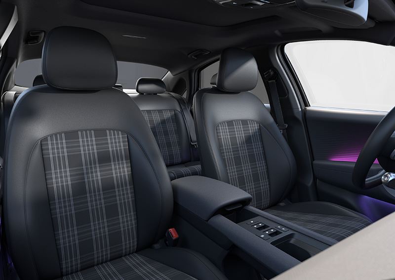 De Hyundai IONIQ 6 First Edition met speciale ‘First Edition’ lederen/stoffen (Tartan) bekleding voor de stoelen.
