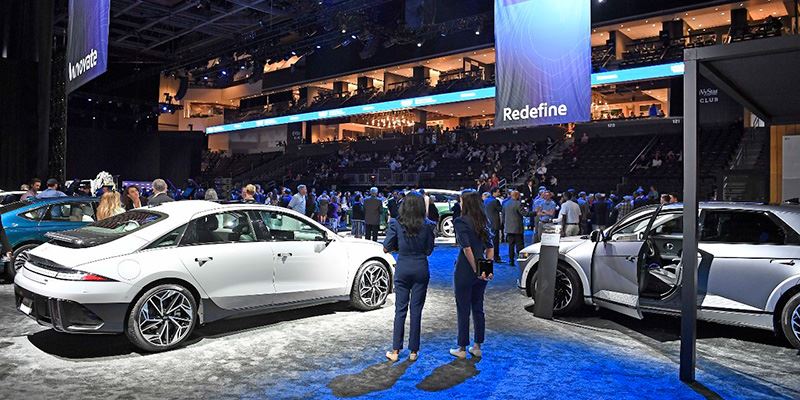 De ceremonie voorafgaand aan het slaan van de eerste paal van de nieuwe fabriek van Hyundai in Georgia, met op de voorgrond de IONIQ 6 (links) en de IONIQ 5.