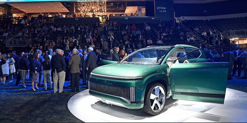 SEVEN, het studiemodel waarop de IONIQ 7 van Hyundai zal worden gebaseerd, tijdens de ceremonie voorafgaand aan het slaan van de eerste paal van de nieuwe fabriek van Hyundai in Georgia.