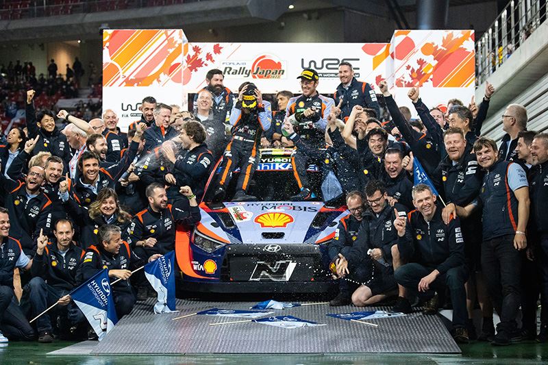 Het team van Hyundai Motorsport viert de overwinning én de tweede plaats van respectievelijk Thierry Neuville en Ott Tänak.