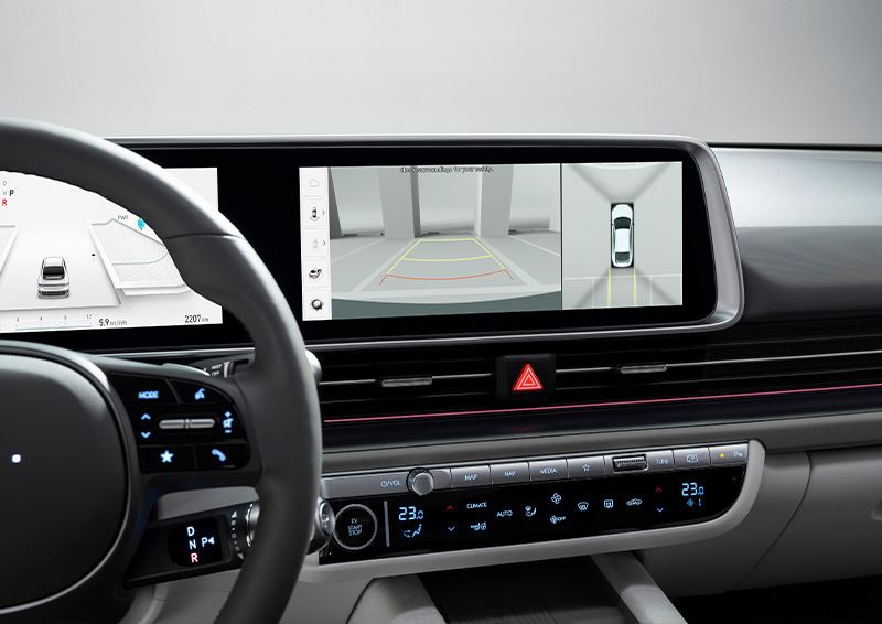 Surround View Monitor (SVM) biedt de bestuurder 360 graden zicht rond de auto.