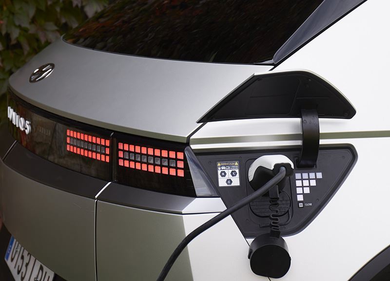 Aan een snellader met 350 kW laad je de Hyundai IONIQ 5 in 5 minuten zo’n 100 km extra actieradius bij.