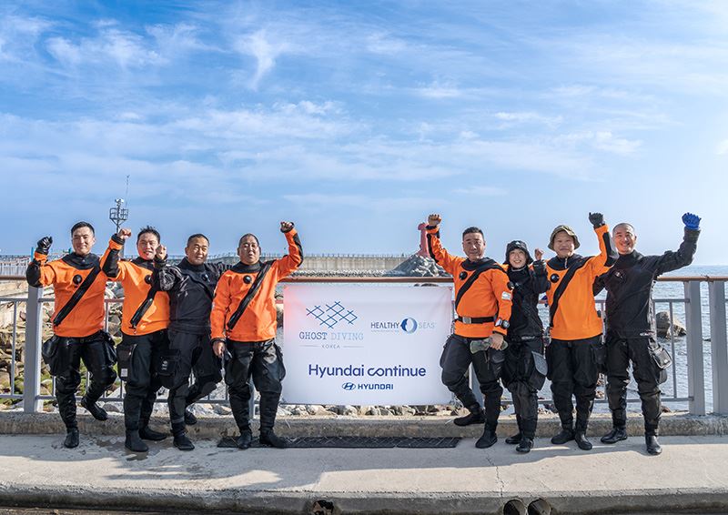 Vrijwilligers van Ghost Diving Korea na hun schoonmaakmissie in het noordoosten van Zuid-Korea.