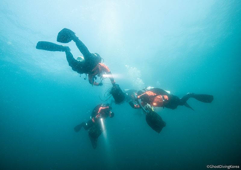 Duikers van Ghost Diving Korea in actie in de zee bij de provincies Gangwon en Namae.
