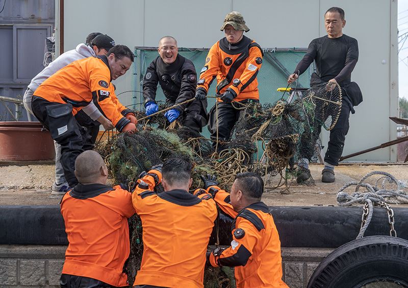 Vrijwilligers van Ghost Diving Korea visten 425 kilo aan achtergelaten visnetten en verloren kooien uit zee op.