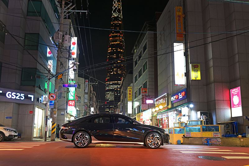 Auto Review over de IONIQ 6: De lage neus, druppelvormige carrosserie en ducktail-achtige achterspoiler doen wonderen voor de luchtweerstand.