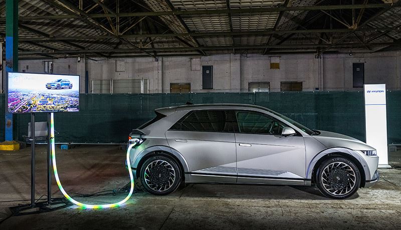 De IONIQ 5 kan ook stroom teruggeven, om televisie te kunnen kijken bijvoorbeeld.