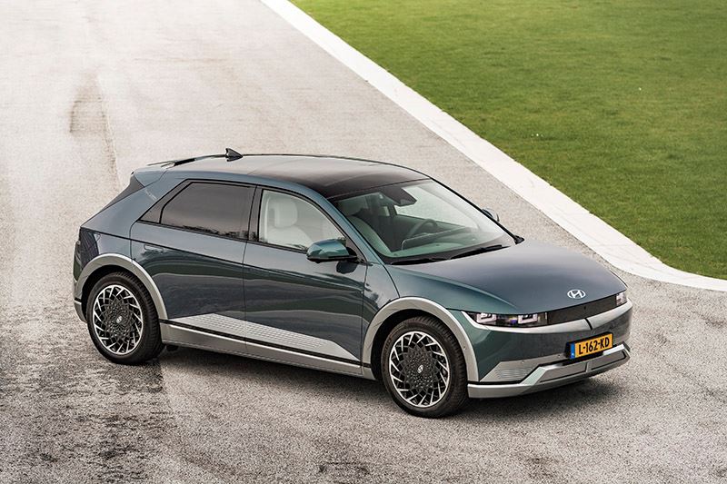 De door Healthy Seas uit zee gehaalde visnetten worden na reiniging verwerkt in onder andere de vloermatten van de Hyundai IONIQ 5.