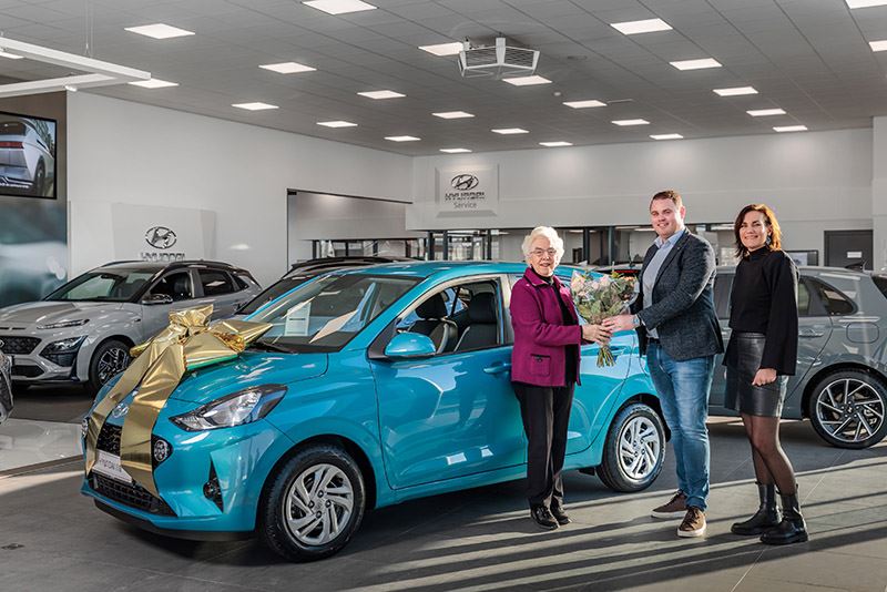 Op de foto vlnr: winnares mevrouw Vermeer en Iven van Banning en Marlies Melaard van Auto Sturm