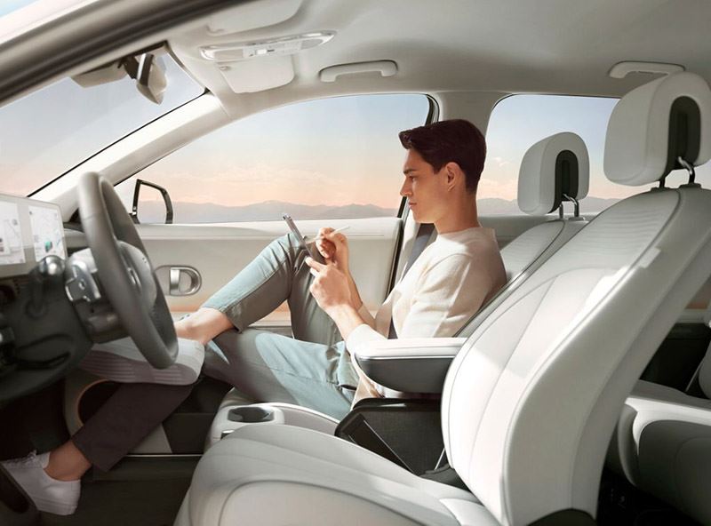Auto Review over de IONIQ 5: Nog een pluspunt van de IONIQ 5 is het zitcomfort. Hyundai weet ondertussen hoe je aangenaam automeubilair maakt.