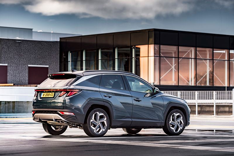 Autovisie over de Hyundai TUCSON: Gaan we op de commandopost zitten, dan valt op dat de TUCSON een grotere en bredere bestuurdersstoel heeft.