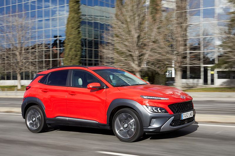 AutoWeek over de Hyundai KONA Hybrid: Elektromotor, transmissie en verbrandingsmotor werken op een fraai gesynchroniseerde manier samen.