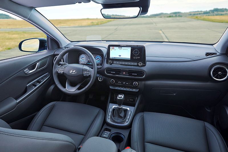AutoWeek over de Hyundai KONA Hybrid: Als afgeladen Premium heeft hij niet alleen stoelverwarming, maar ook stuurverwarming en zelfs stoelventilatie.