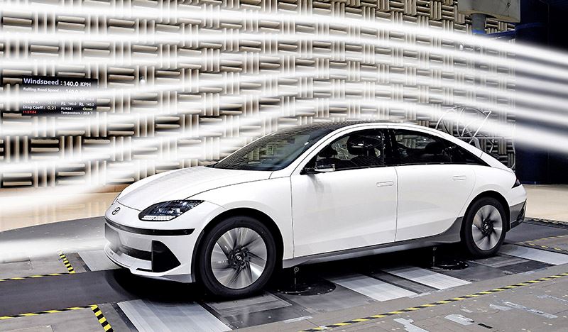 De IONIQ 6 in de windtunnel: dankzij alle aerodynamische toepassingen heeft de elektrische Hyundai een luchtweerstandscoëfficiënt van slechts 0,21.