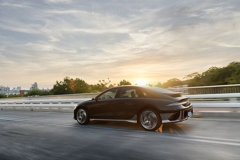 De Hyundai IONIQ 6 blinkt volgens Euro NCAP vooral uit in de categorieën bescherming van kinderen in de auto en volwassen inzittenden.