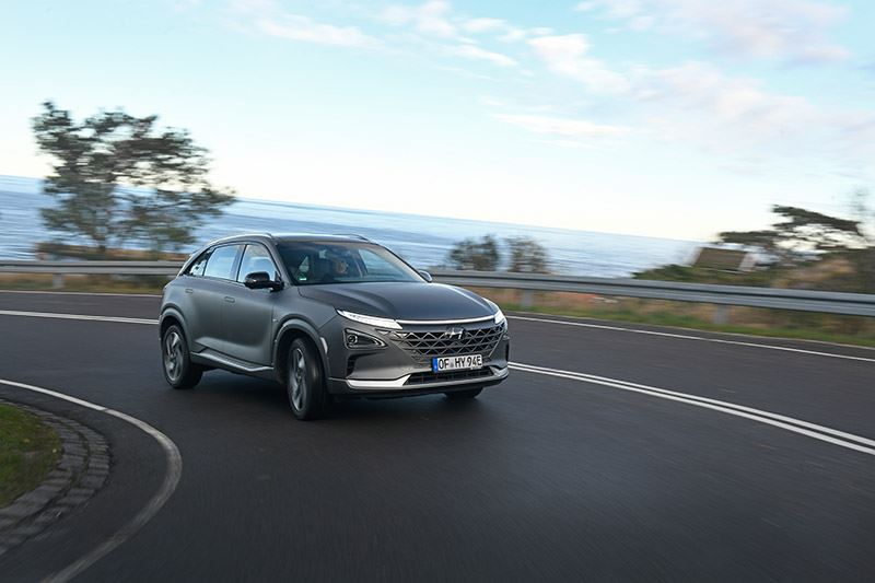 Tijdens het rijden filtert en zuivert de Hyundai NEXO de lucht. De waterstof-elektrisch aangedreven SUV zorgt dus voor minder fijnstofvervuiling.