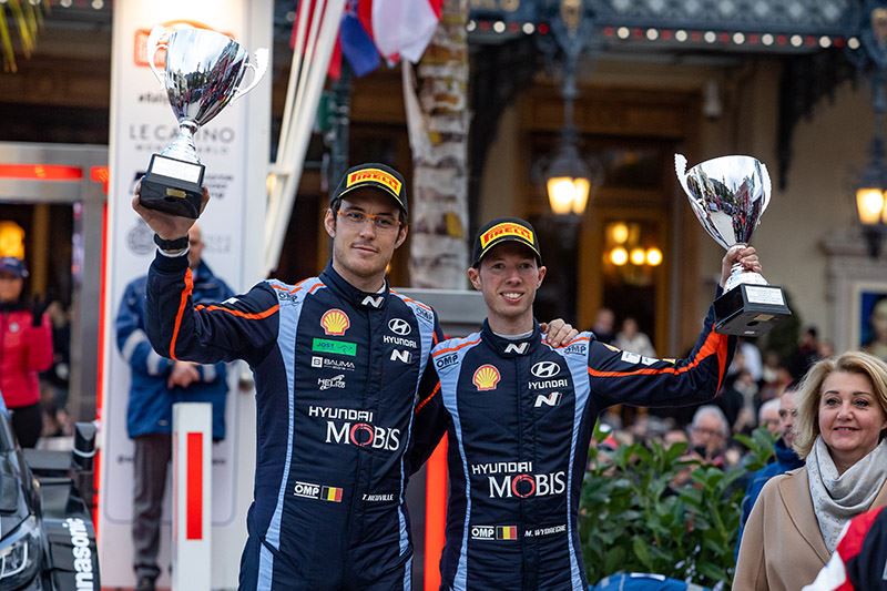 Thierry Neuville (links) en zijn navigator Martijn Wydaeghe vieren hun derde plaats in de Rally van Monte Carlo 2023.