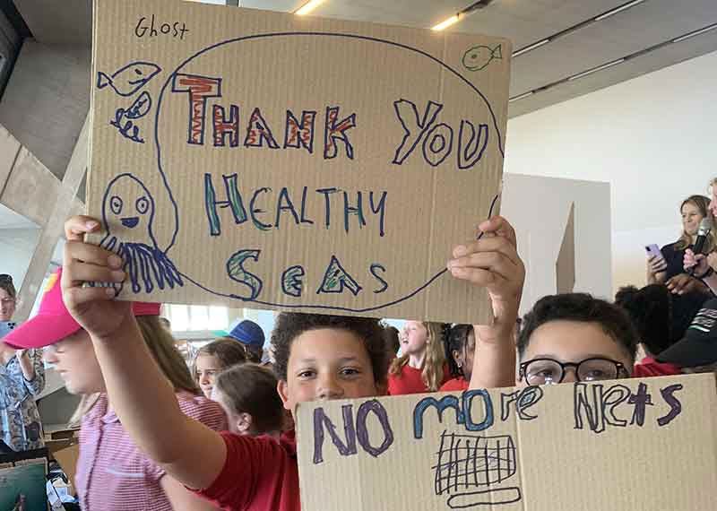 Naast het opruimen van afval uit zee leert Healthy Seas schoolkinderen hoe belangrijk het is om zeeën en oceanen schoon te houden.