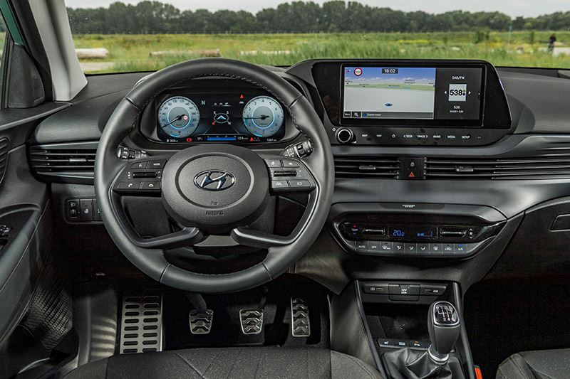 Met zijn compacte buitenmaten en gebruiksvriendelijke interieur biedt de Hyundai BAYON het beste van twee werelden.