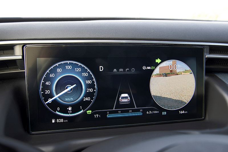 Daily Cappuccino over de Hyundai TUCSON Plug-in Hybrid: Als je de richtingaanwijzer activeert, toont een camera alles wat je in de spiegel kunt zien, gewoon recht voor je neus.