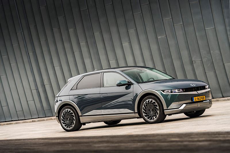 De Hyundai IONIQ 5 heeft volgens e-Drivers.com best een hoop kleurrijke gimmicks en eigenzinnige innovaties.