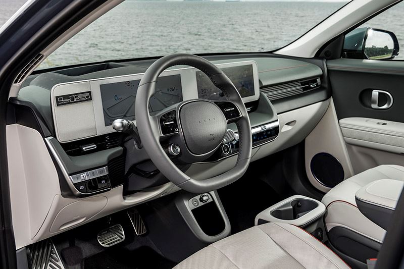 e-Drivers.com over de Hyundai IONIQ 5: hartstikke handig; het enorme opbergvak tussen de voorstoelen.