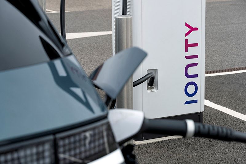 Omdat de laadpunten van IONITY een toplaadvermogen van 350 kW hebben, ondersteunen die de 800V-batterijtechnologie van de IONIQ 5 en IONIQ 6 van Hyundai.