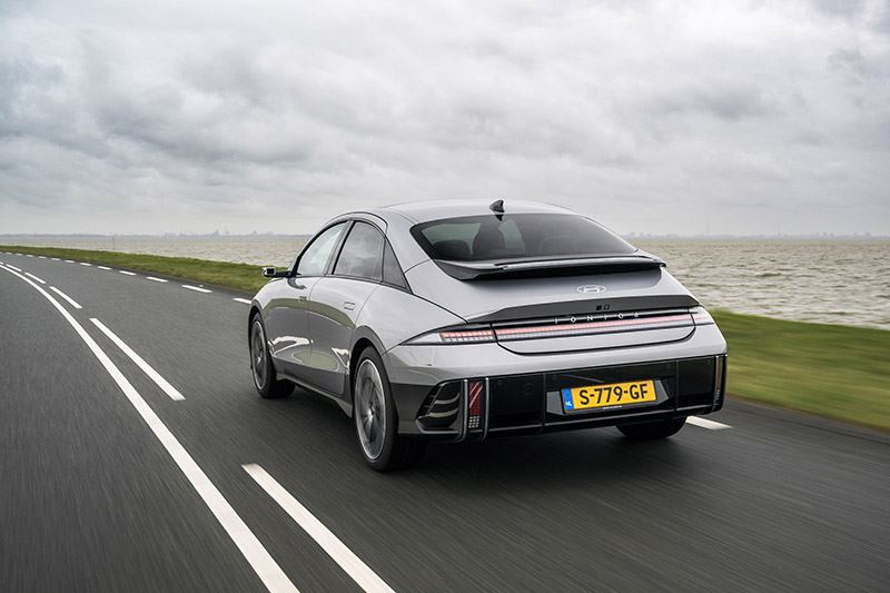 AutoWeek over de Hyundai IONIQ 6: Mede door de vorm moet hij meer dan 600 kilometer ver komen.