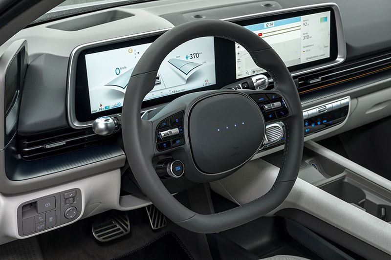 AutoWeek over de Hyundai IONIQ 6: Met de flippers achter het stuur kun je de mate van recuperatie bijstellen wanneer je wil.