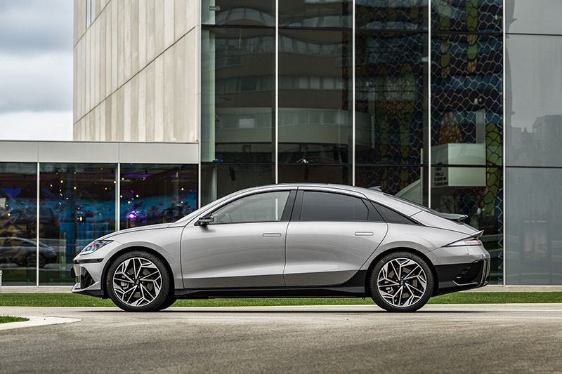 De Hyundai IONIQ 6 mag zich volgens het online platform Mountox de beste elektrische auto van 2023 noemen.