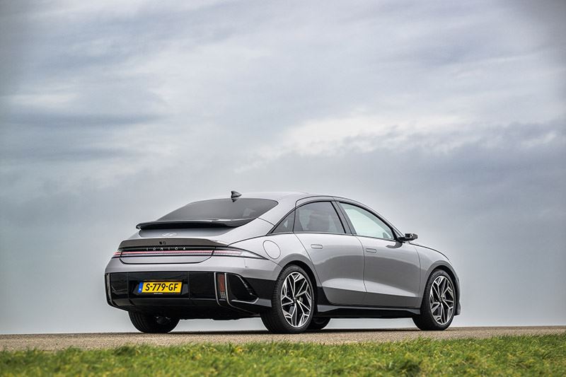 NRC over de Hyundai IONIQ 6: De achterkant oogt als de staart van een vooroorlogse coupé.