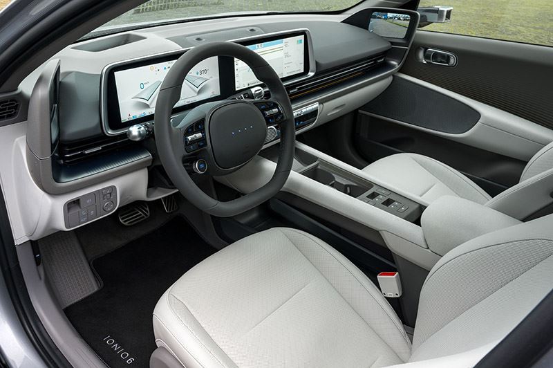 NRC over de Hyundai IONIQ 6: De stoelen zijn nieuw en goed. De bediening is top.