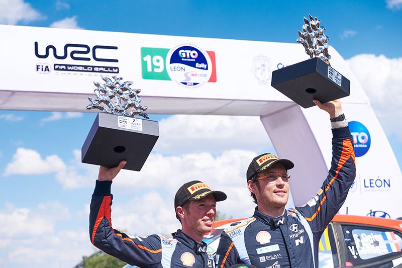 Thierry Neuville (rechts) en zijn navigator Martijn Wydaeghe vieren hun podiumplaats in de Rally van Mexico.