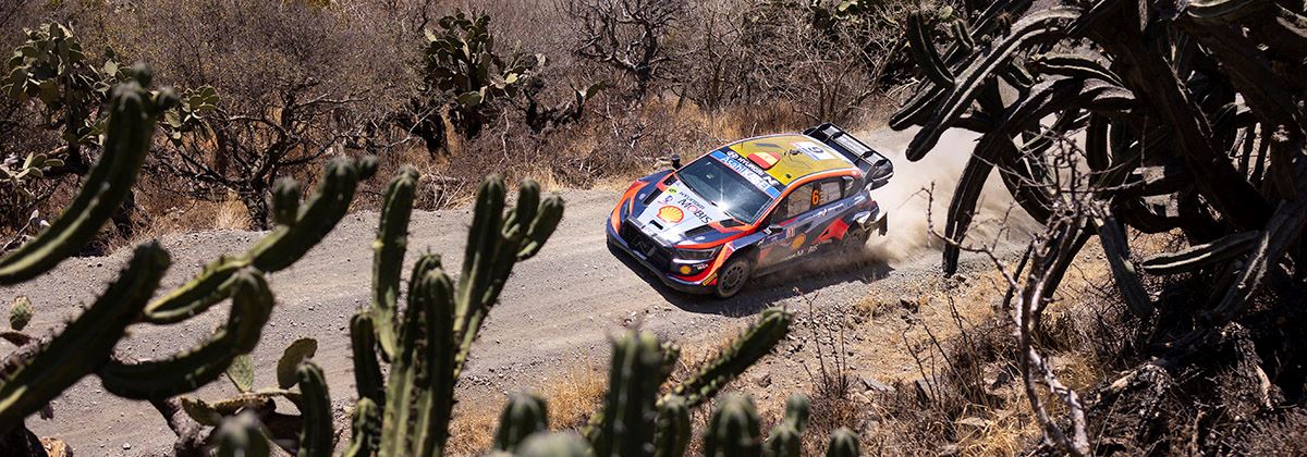 Podiumplaats in de zinderende Mexicaanse hitte
