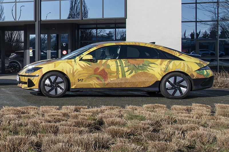 De Hyundai IONIQ 6 gewrapt in het schilderij ‘Zonnebloemen’ van Vincent van Gogh.