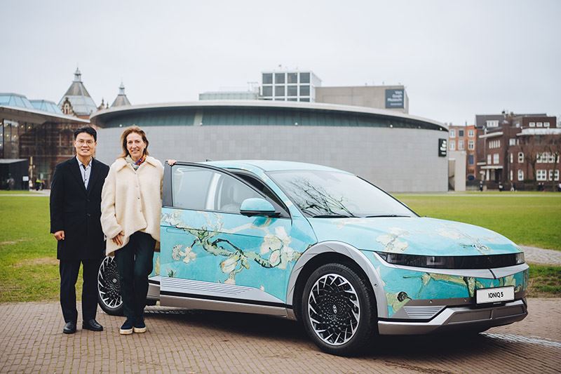 De Hyundai IONIQ 5 gewrapt in het schilderij ‘Amandelbloesem’ van Vincent van Gogh.