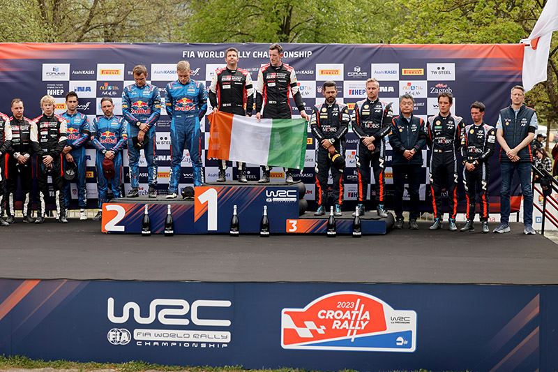De deelnemers aan de Rally van Kroatië bewijzen Craig Breen, rallyrijder van Hyundai Motorsport, de laatste eer. De Ier kwam een week voor de rally om het leven tijdens een testrit.