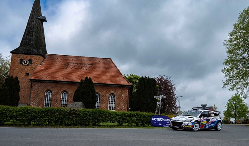 Bob de Jong en zijn navigator Erik de Wild in actie in de ADAC-Actronics Rallye Sulingen in Duitsland.