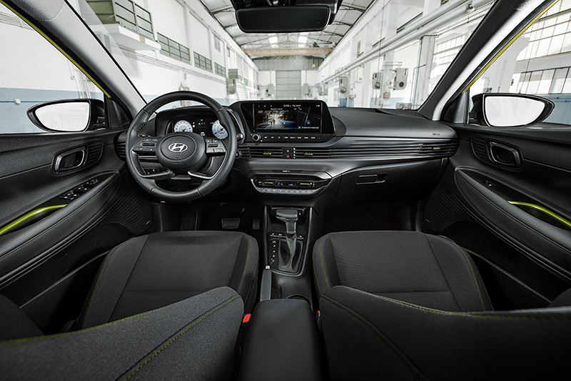 Vertrouwd in de vernieuwde Hyundai i20 zijn het optionele 10,25-inch digitale instrumentencluster en de 10,25-inch touchscreen.