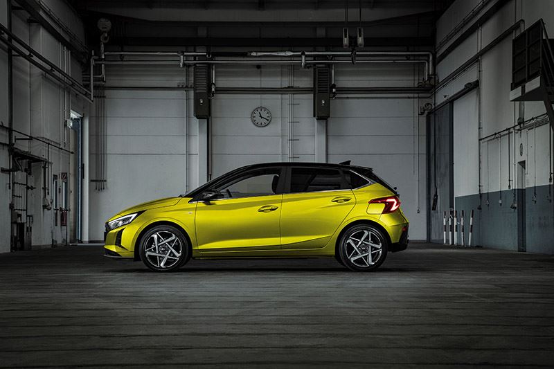 Dankzij de lage daklijn behoudt de vernieuwde Hyundai i20 zijn sportieve uitstraling.
