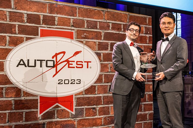 JP Lee, President & CEO van Hyundai Motor Netherlands (rechts) ontvangt de EcoBest 2023-award voor de Hyundai IONIQ 6 uit handen van het Italiaanse Autobestjurylid Allessio Viola (links).
