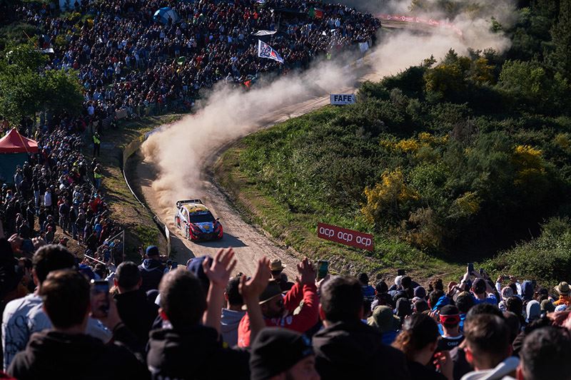 Voor een uitzinnig thuispubliek rijdt Dani Sordo van Hyundai Motorsport naar de tweede plaats in de Rally van Portugal.