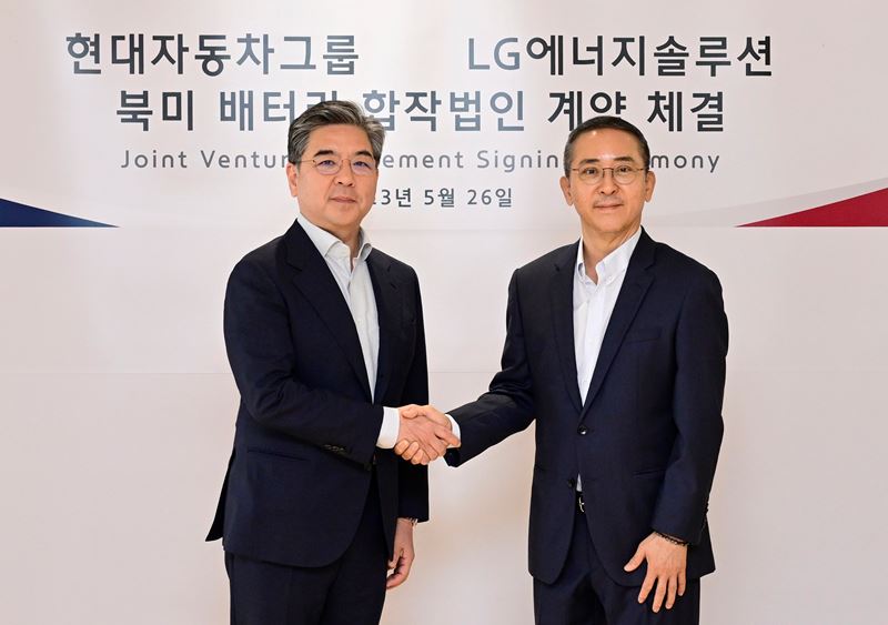 Fotobijschrift: President en CEO van Hyundai Motor Company Jaehoon Chang (links) en CEO van LG Energy Solution Youngsoo Kwon (rechts).