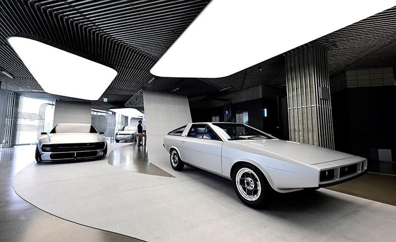 Rechts de gerestaureerde Hyundai Pony Coupe Concept van Giorgetto Giugiaro, links de sensationele N Vision 74 concept.