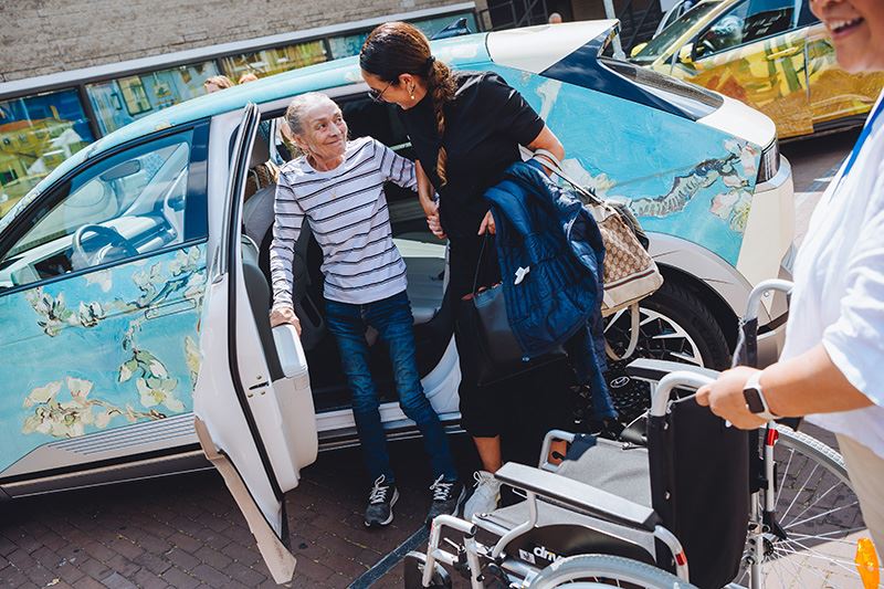 Tijdens Connection Day worden ouderen in elektrische auto’s van Hyundai naar het Van Gogh Museum gebracht. Foto: Jelle Draper