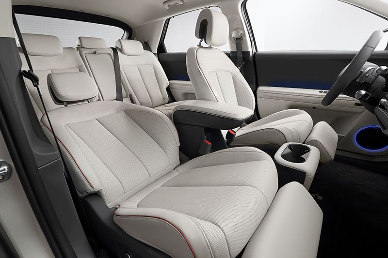 Voor de hemelbekleding, stoelbekleding en vloer van IONIQ 5 gebruikt Hyundai plantaardige garens.