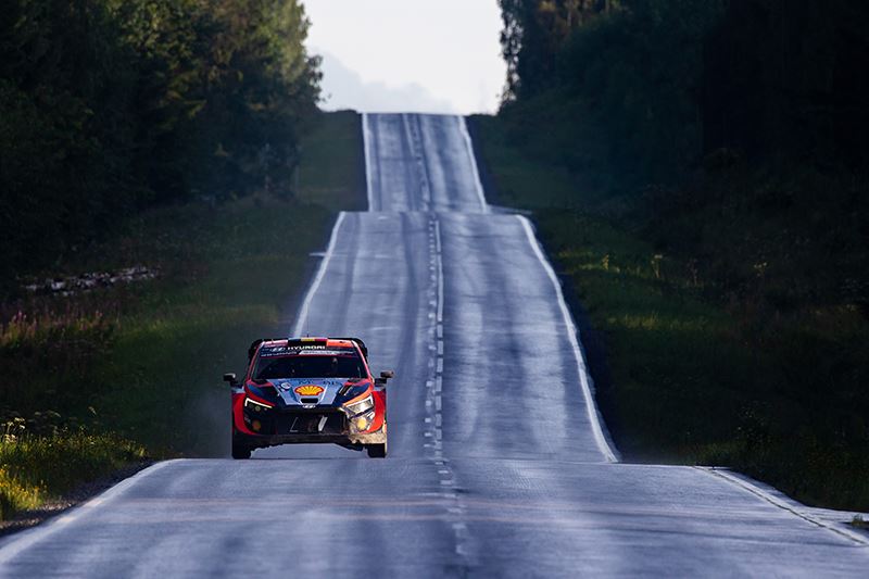 Thierry Neuville in actie in de Rally van Finland. De rallyrijder van Hyundai Motorsport finishte als tweede.
