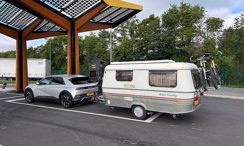 Dankzij z’n slimme 800V-batterijtechnologie laad je de Hyundai IONIQ 5 in slechts 18 minuten weer op van 10 naar 80 procent van de batterijcapaciteit.